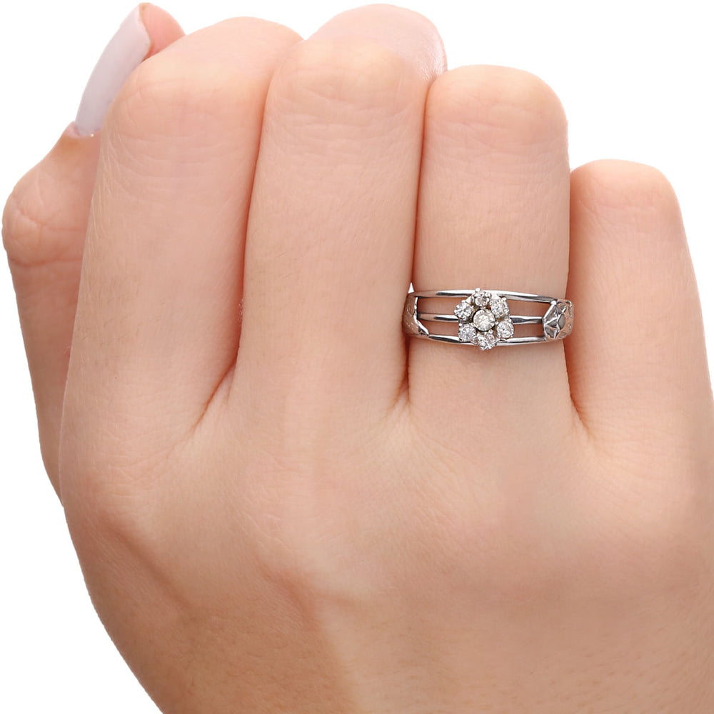 Anel em Ouro Branco com Flor de Diamantes Aros Vazados