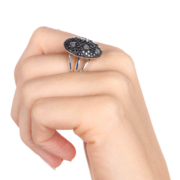 Anel em Prata 925 Oval de Corações com Diamantes Negros e Brancos