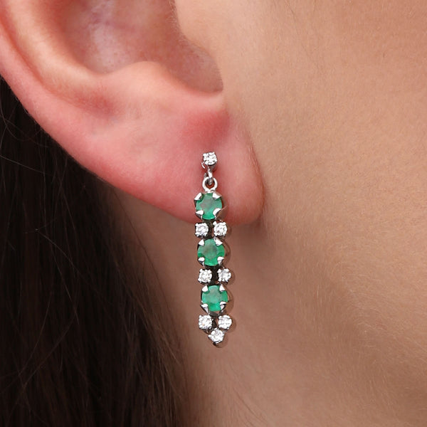 Par de Brincos com Esmeraldas e Diamantes em Ouro Branco 18k