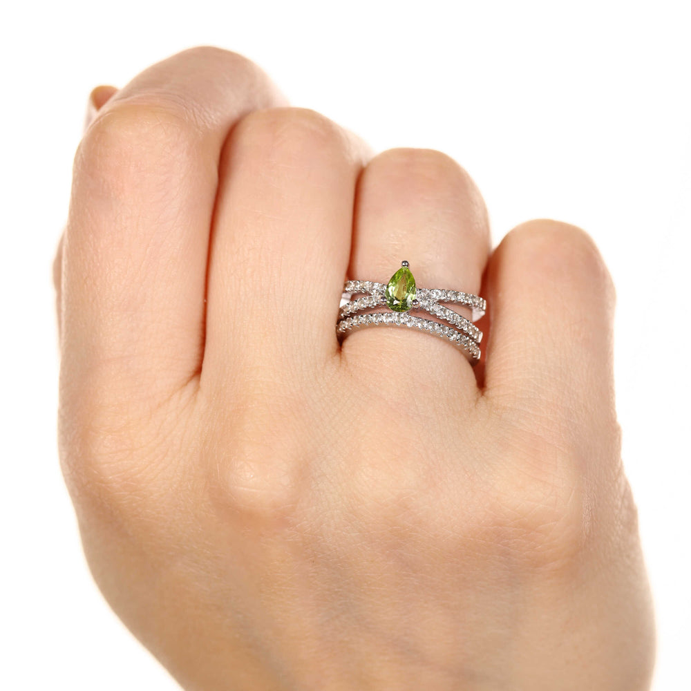 Anel em Prata 925 com Peridoto Gota e Zircônias