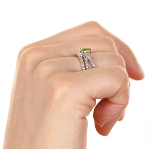 Anel em Prata 925 com Peridoto Gota e Zircônias