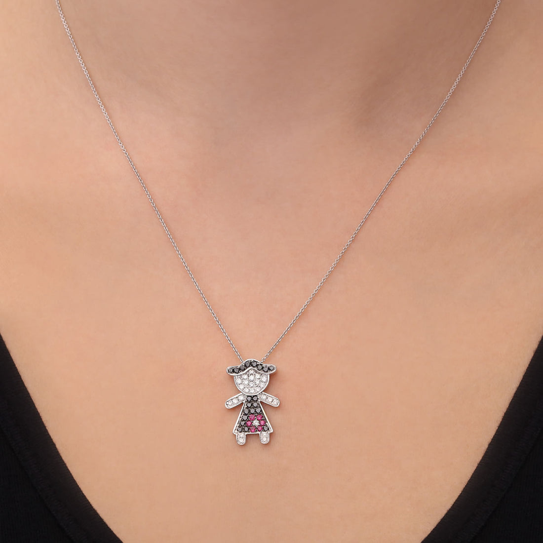 Pingente Menina em Ouro Branco 18k com Diamantes Brancos e Negros