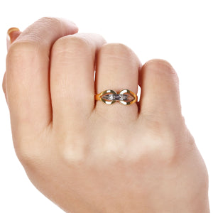 Anel Vazado Com Diamantes e Detalhe em Ouro Branco