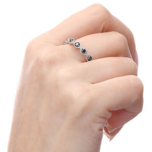 Meia Aliança de Prata com Diamantes Negros
