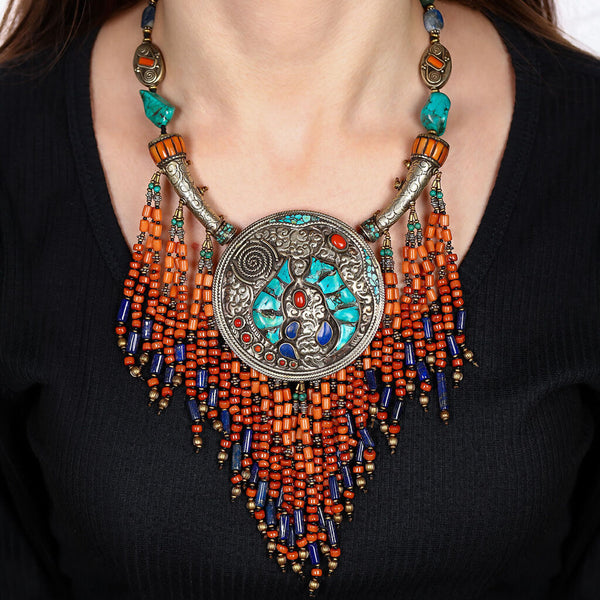 Colar Linha Nepal com Pingente Redondo com Coral, Turquesa e Lapis Lazulle