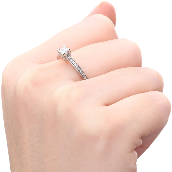 154646-Anel em Ouro Solitário com Diamantes