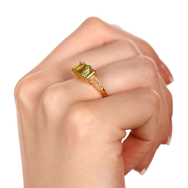 Anel em Prata 925 com Peridoto e Zircônias