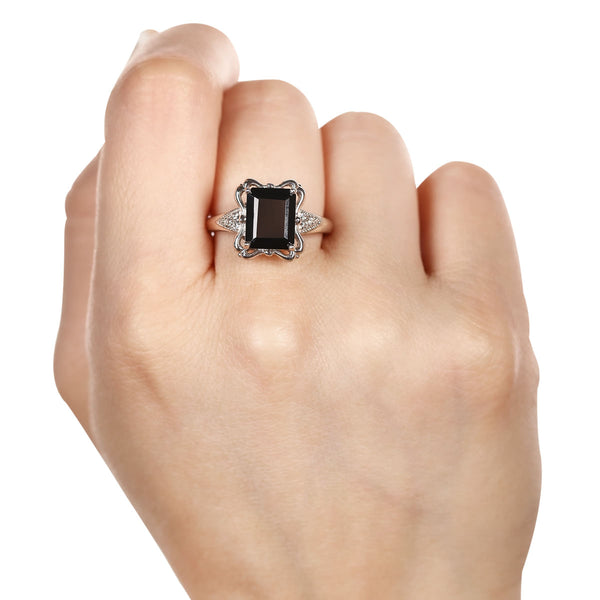 Anel em Prata 925Com Black Spinel Retangular e Topázios Brancos
