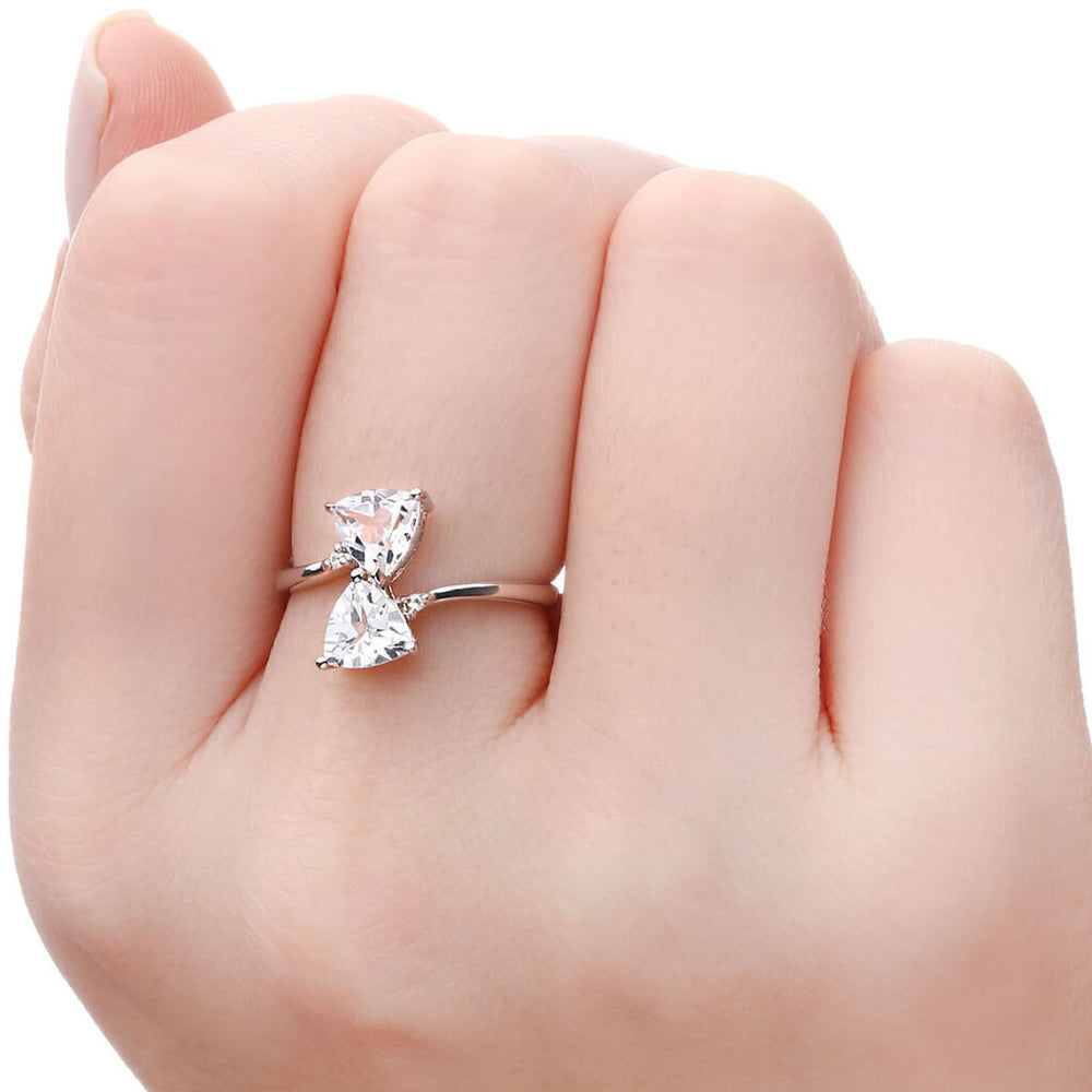 Anel Prata Delta com Topazios Brancos Aprox. 1,73 cts