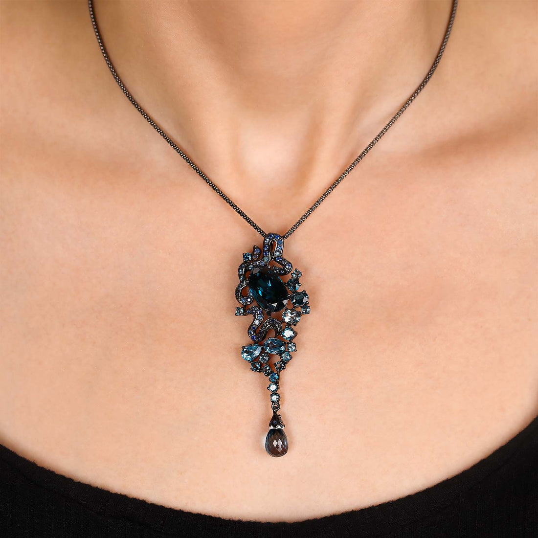 Pingente Linha Premium em Prata 925 Safiras Azuis e 19 Topazios London Blue Aprox. 19,65 cts