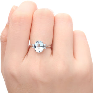 176096 - Anel em Ouro Branco 18k com Agua Marinha Oval e Diamantes Aprox. 2,74 cts