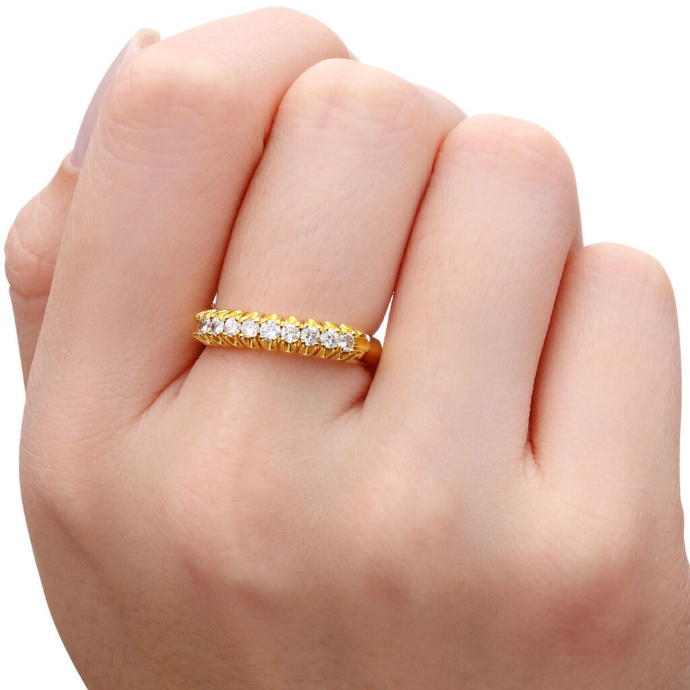 Meia Aliança em Ouro Amarelo 18 k com 9 Diamantes