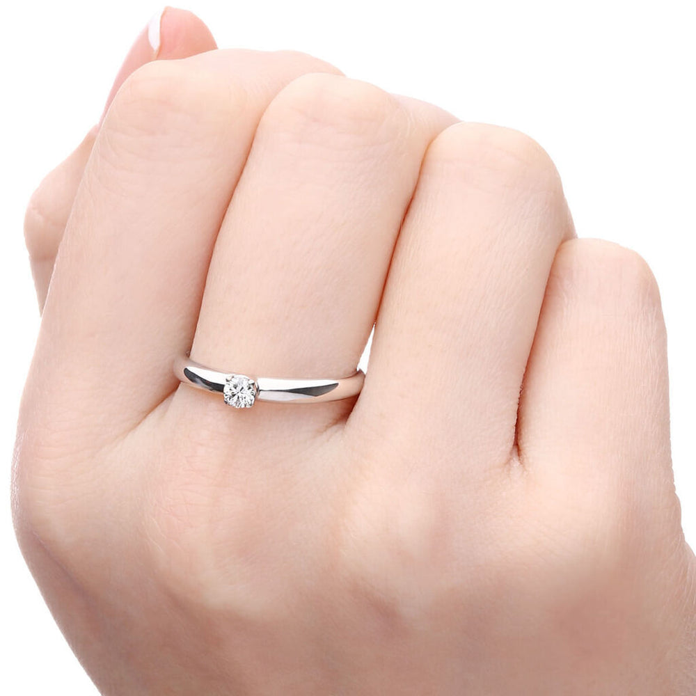 Anel em Ouro Branco 18k com Diamante