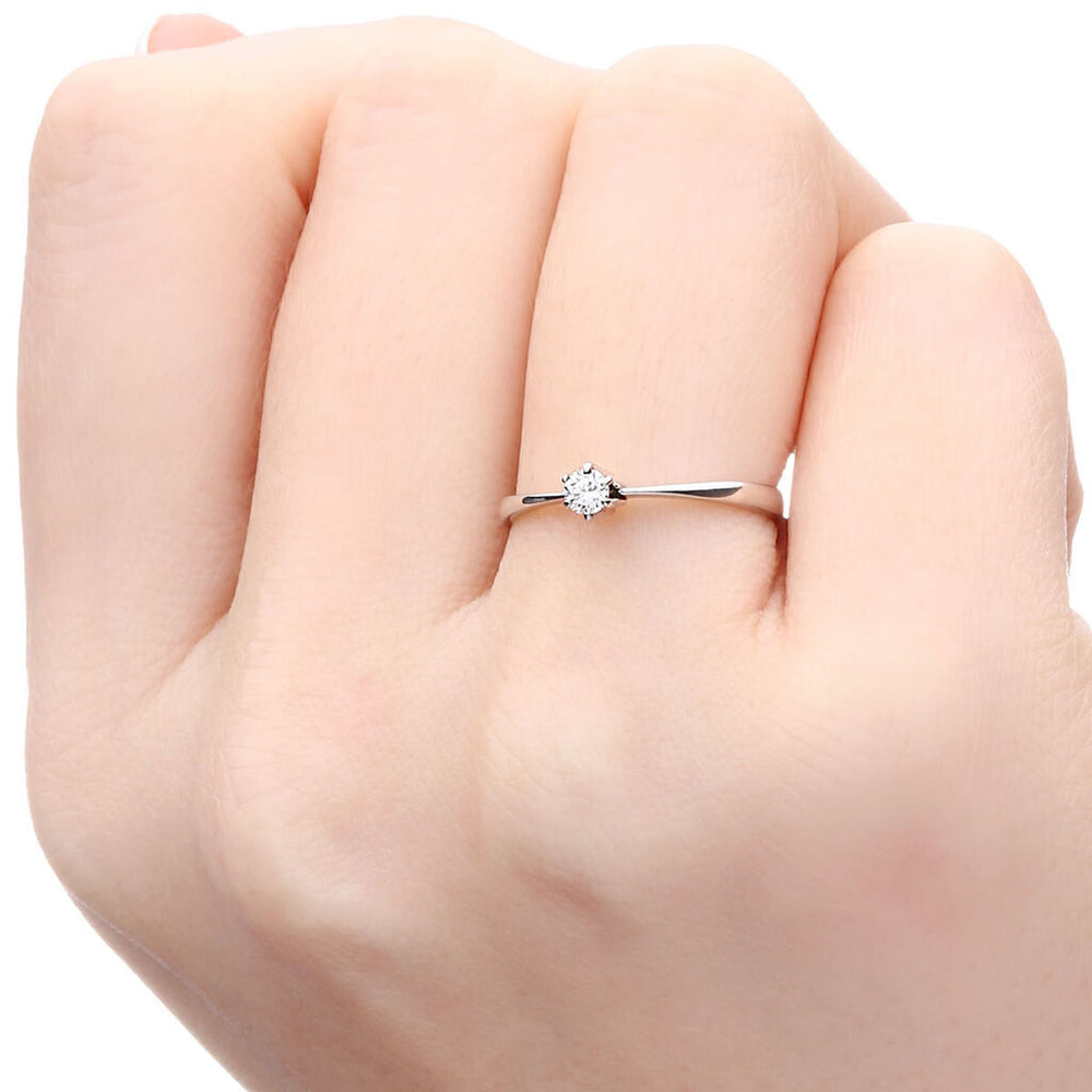 Anel em Ouro Branco 18k com Diamante
