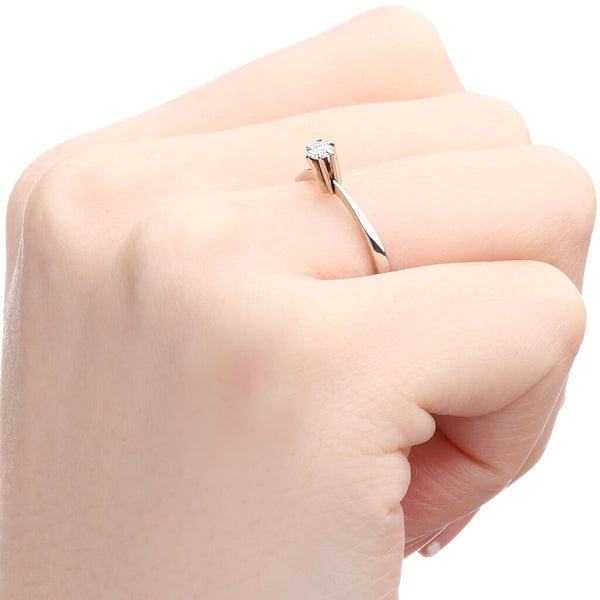 Anel em Ouro Branco 18k com Diamante