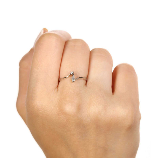 Anel Aro Desencontrado com 2 Diamantes em Ouro Branco 18k
