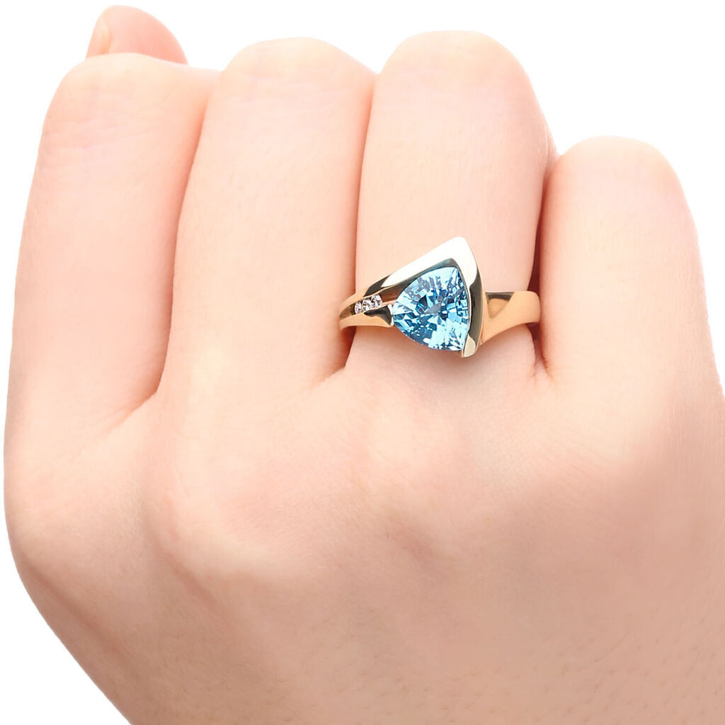 Anel em Ouro Amarelo 18k com Topazios Azuis e Diamantes