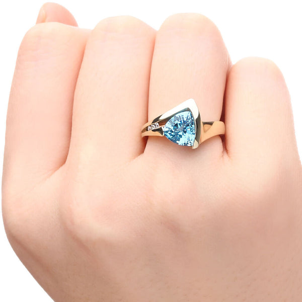 Anel em Ouro Amarelo 18k com Topazios Azuis e Diamantes