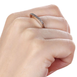 Meia Aliança em Ouro Branco 18 k com Diamantes