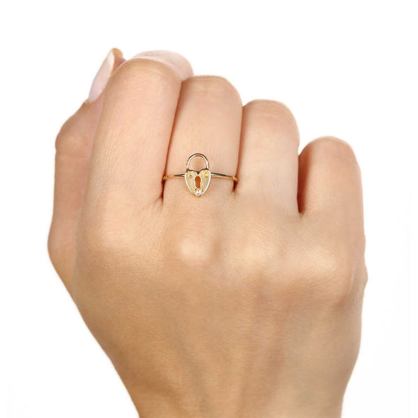 Anel Cadeado com Diamante em Ouro Amarelo 18k