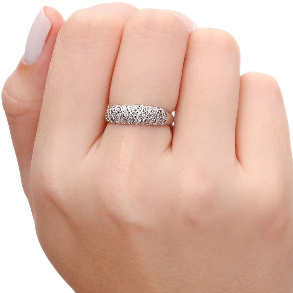 Meia Aliança em Ouro Branco 18k com Diamantes Aprox. 25 pts
