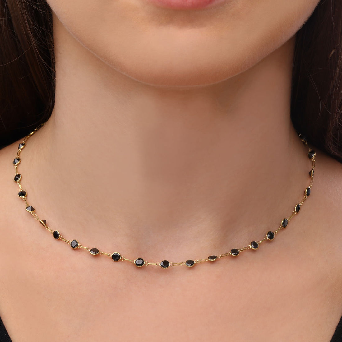 Colar de Ouro Amarelo com Pedras Sinteticas Negras - 41 cm
