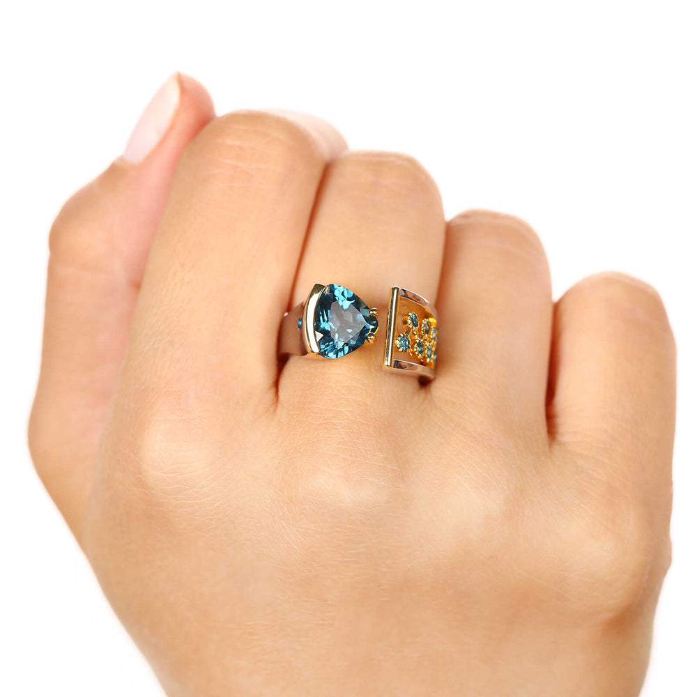 Anel Aro Desencontrado com 15 Topázios London Blue Aprox 3,78 Cts Prata