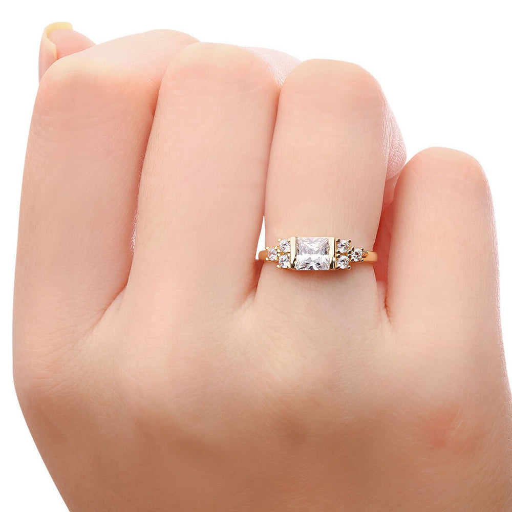 Anel em Ouro Amarelo 18k com Zirconias