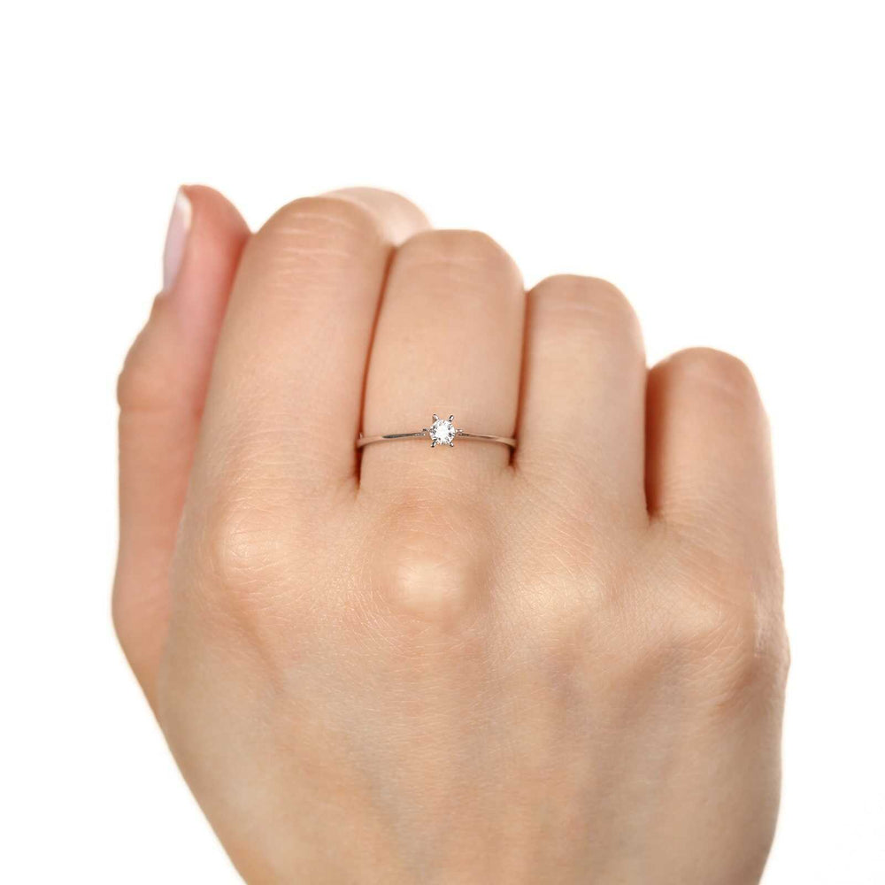 Anel Solitário com Diamante em Ouro Branco 18k