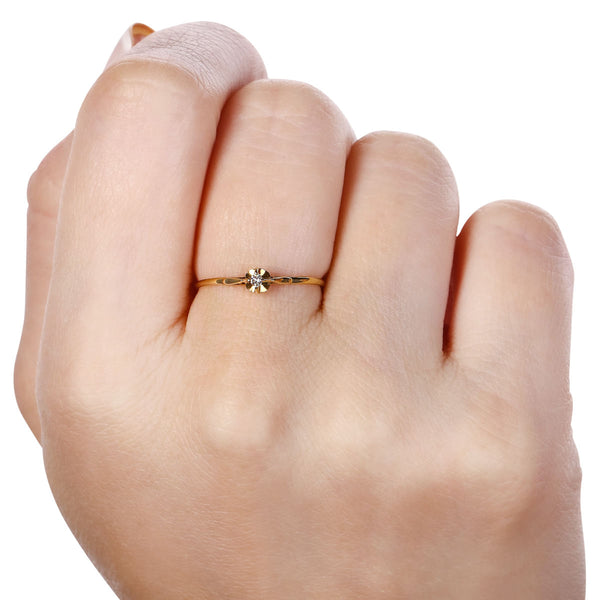 Anel Solitário de Ouro com Diamante Branco 18k