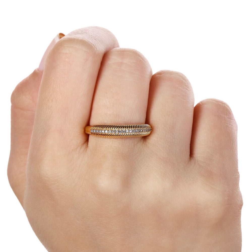 Meia Aliança Ouro Amarelo 18k Trabalhada com Diamantes