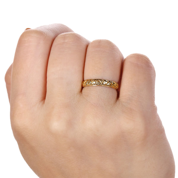 Meia Aliança Trabalhada em Ouro Amarelo 18 K