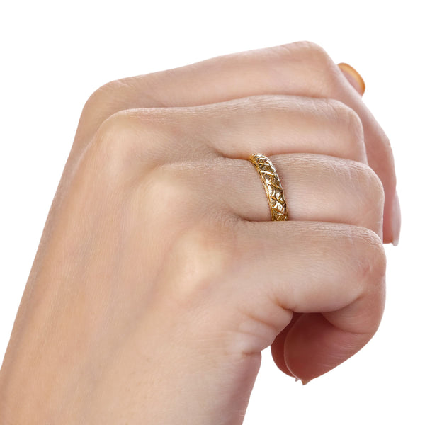 Meia Aliança Trabalhada em Ouro Amarelo 18 K