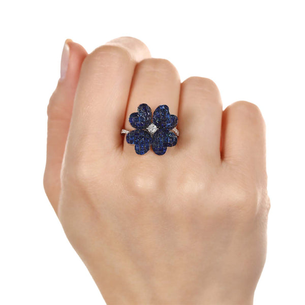 Anel em Ouro Branco 18k Flor com Safiras Azuis e Diamantes