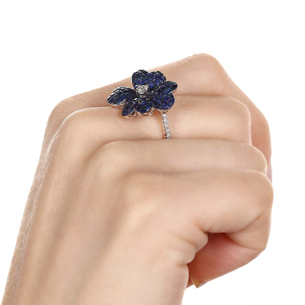 Anel em Ouro Branco 18k Flor com Safiras Azuis e Diamantes