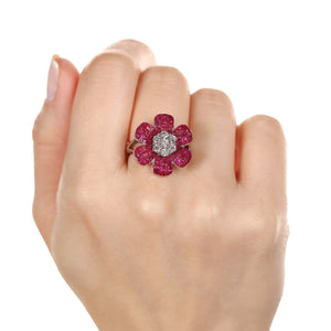 Anel em Ouro Branco 18k Flor com Rubis e Diamantes