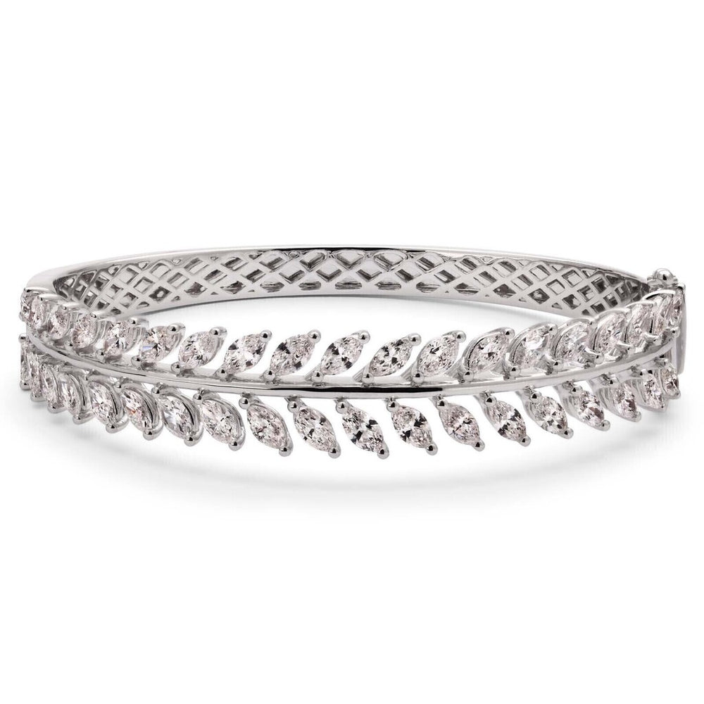 Bracelete em Ouro Branco 18k Folhas com 38 Diamantes Brancos Aprox. 5,55 cts
