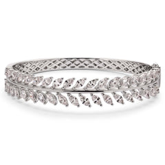 Bracelete em Ouro Branco 18k Folhas com 38 Diamantes Brancos Aprox. 5,55 cts
