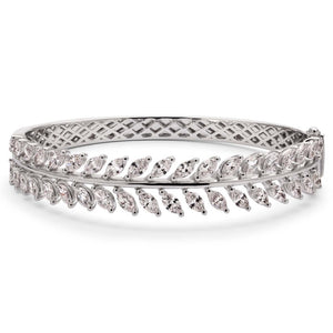 Bracelete em Ouro Branco 18k Folhas com 38 Diamantes Brancos Aprox. 5,55 cts