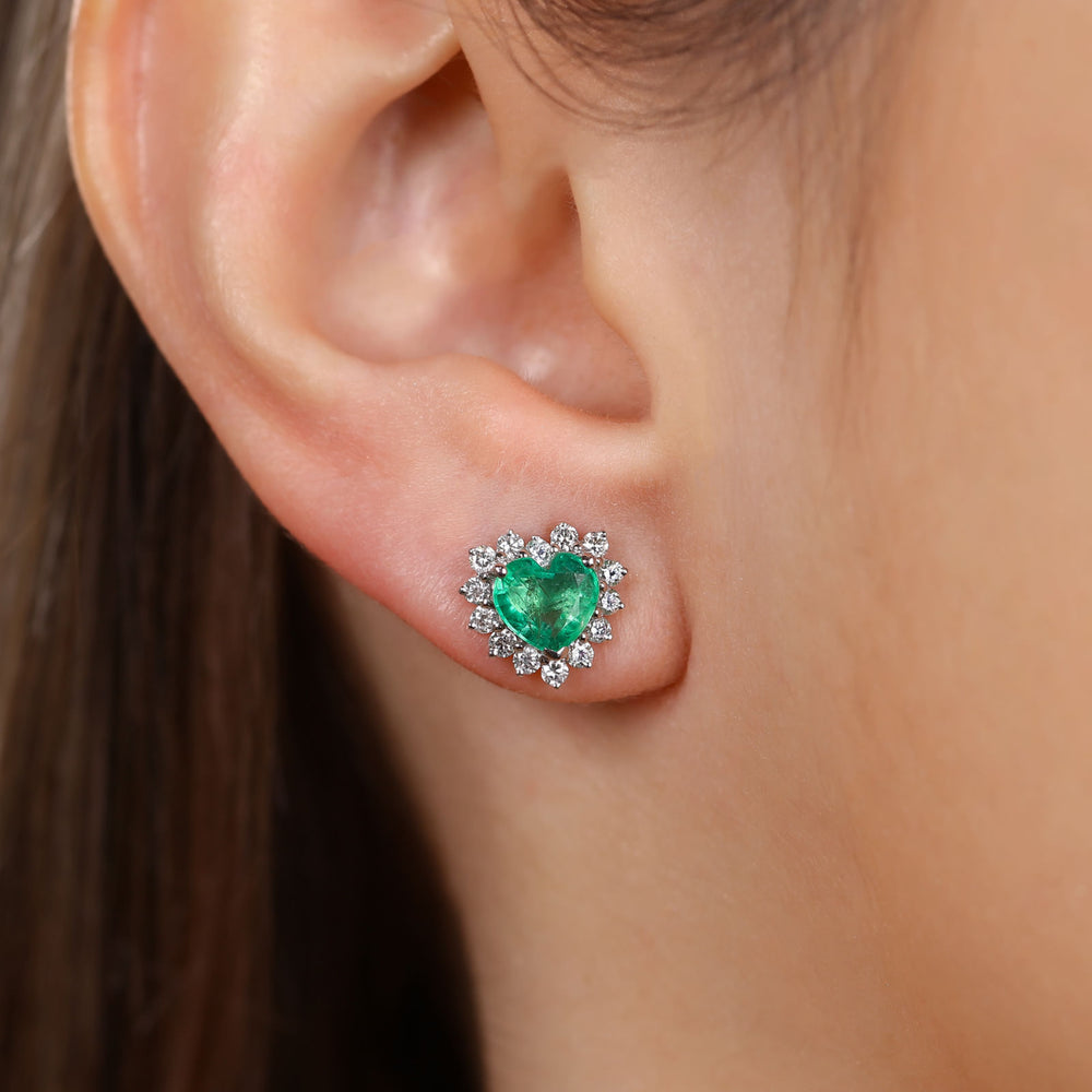 Par de Brinco em Ouro Branco 18k  Coração com Esmeraldas e Diamantes