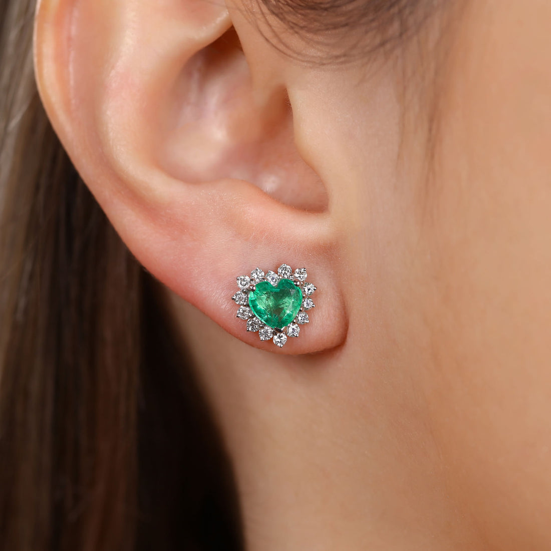 Par de Brinco em Ouro Branco 18k  Coração com Esmeraldas e Diamantes