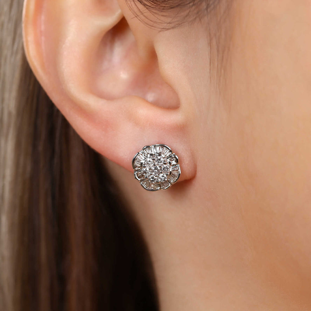 Par de Brinco em Ouro Branco 18k Florzinha com Diamantes