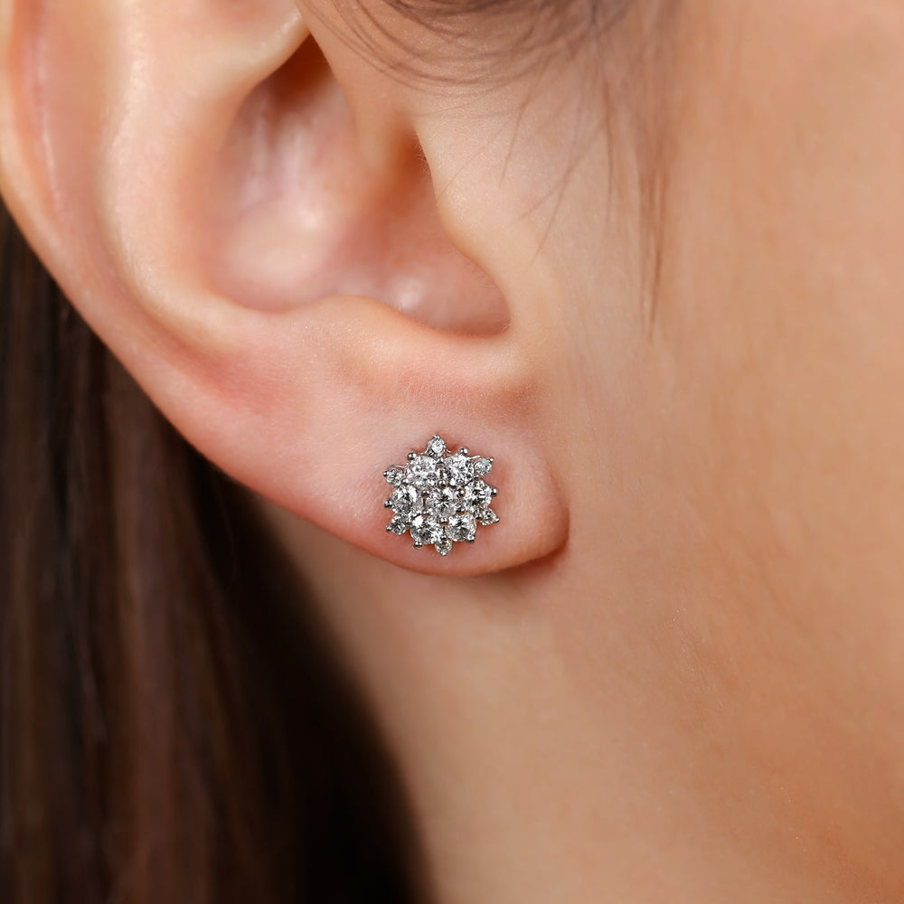 Par de Brinco em Ouro Branco 18k Florzinha com Diamantes