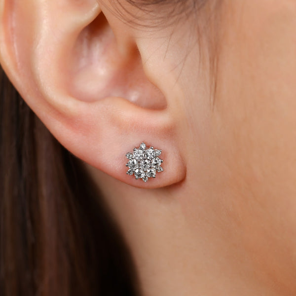 Par de Brinco em Ouro Branco 18k Florzinha com Diamantes