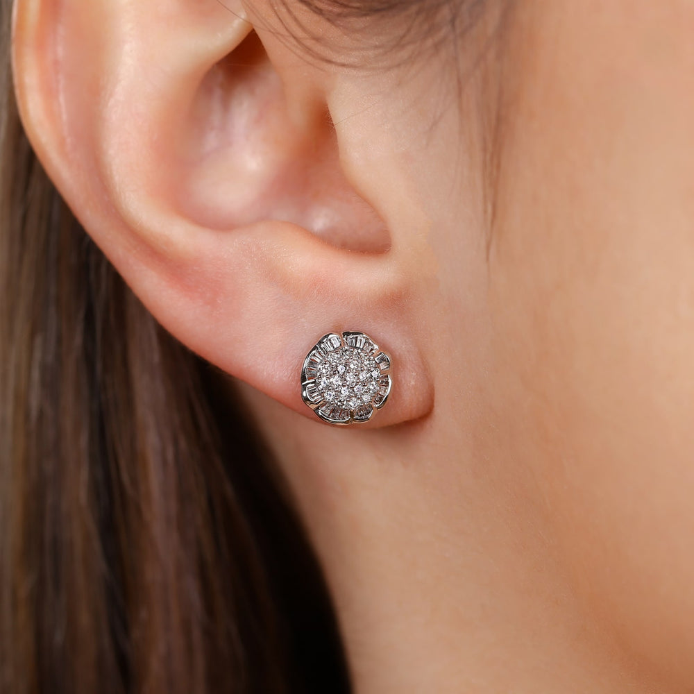 Par de Brinco em Ouro Branco 18k Florzinha com Diamantes