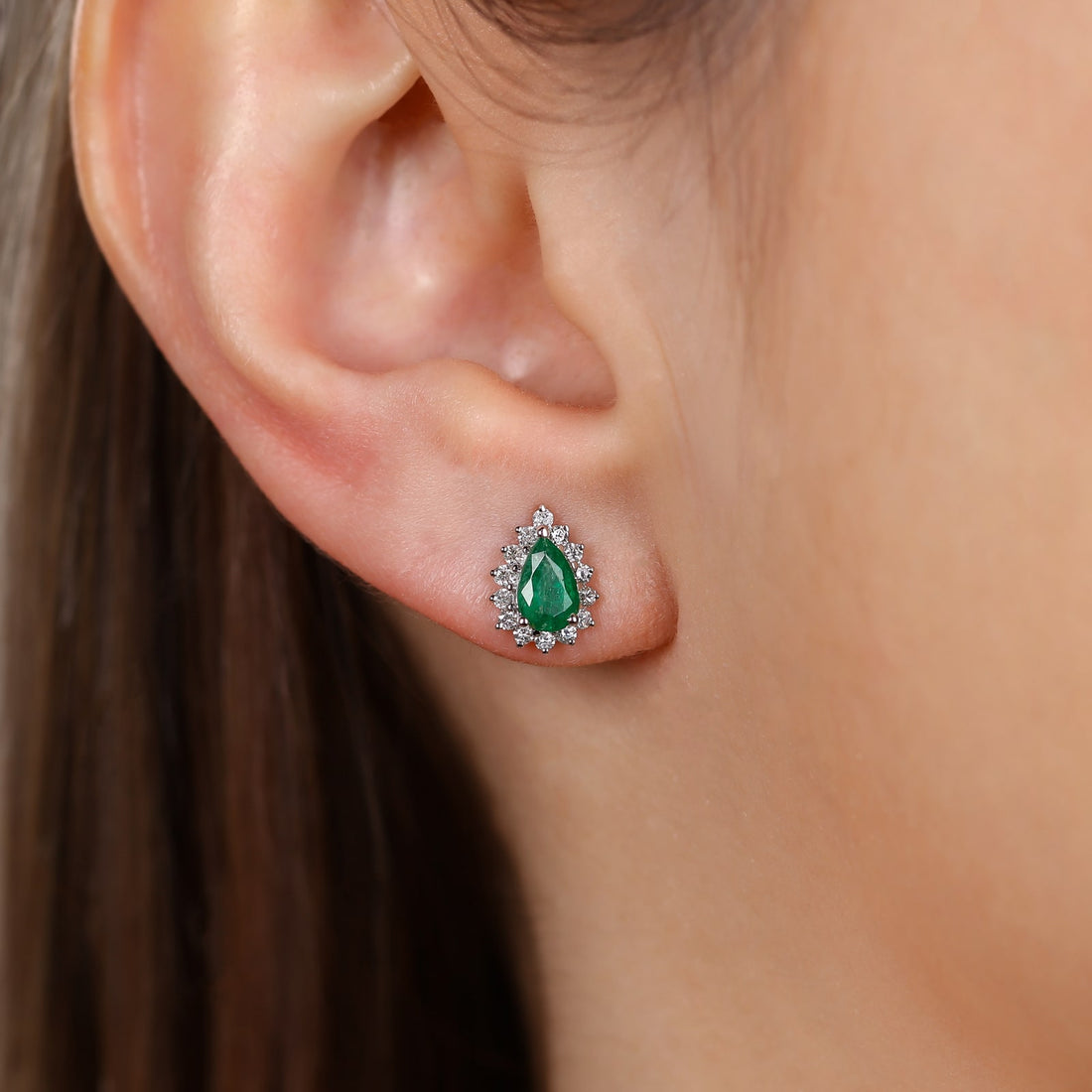 Par de Brinco em Ouro Branco 18k com Esmeraldas e Diamantes