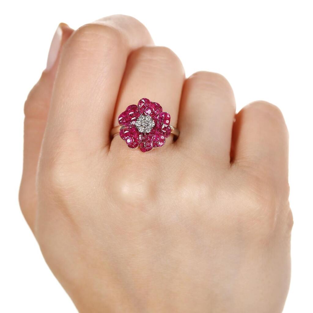 Anel em Ouro Branco 18k Flor com Rubis e Diamantes