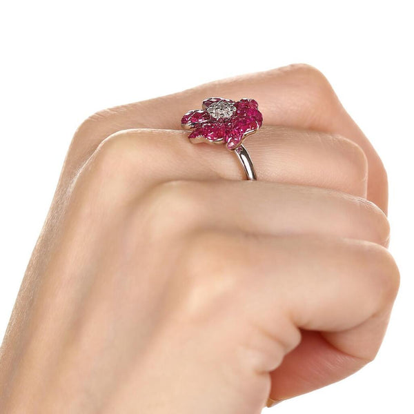 Anel em Ouro Branco 18k Flor com Rubis e Diamantes