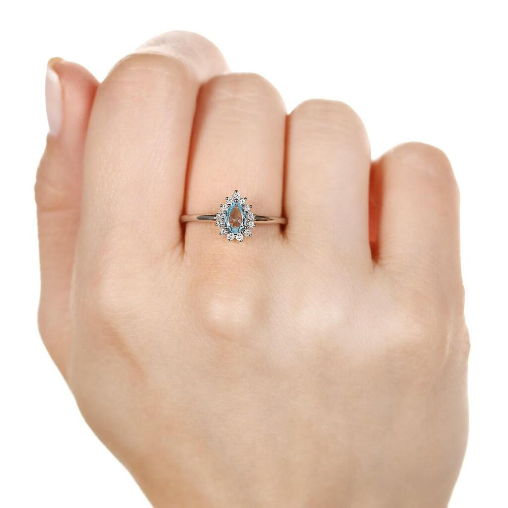 Anel em Ouro Branco 18k com Topazios Azuis e Diamantes
