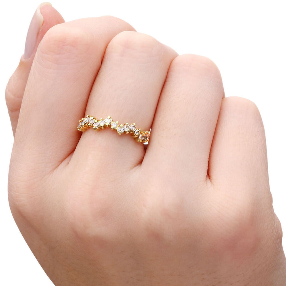 Meia Aliança em Ouro Amarelo 18k com  Diamantes